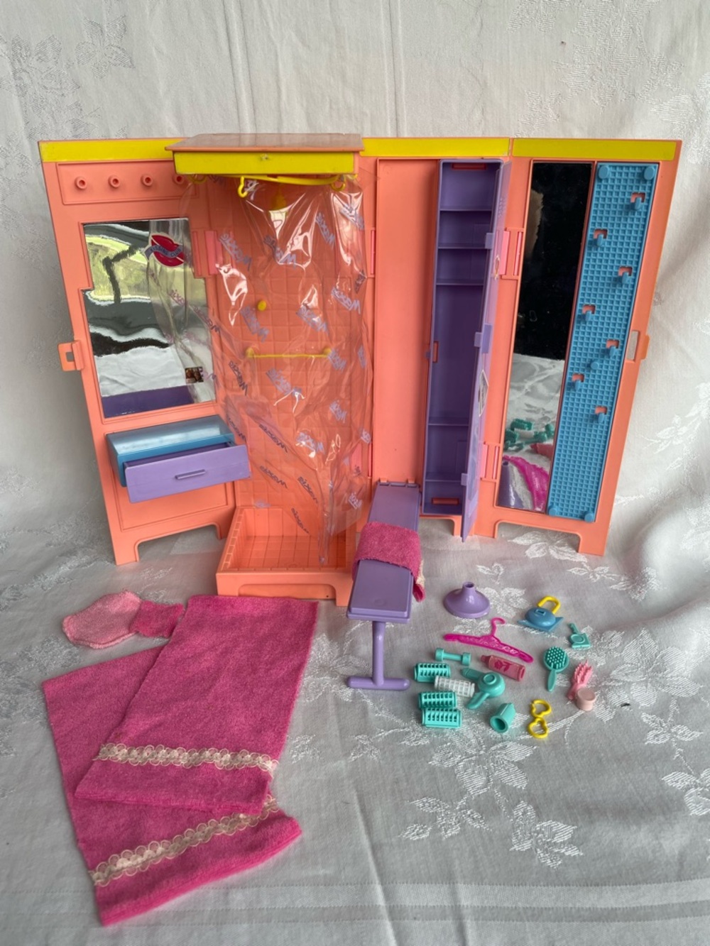 Vintage Maxie Too Cool Locker and Shower w Accessories 1988 Hasbro
